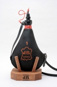 bota_de_vino_copa_mesa_negra